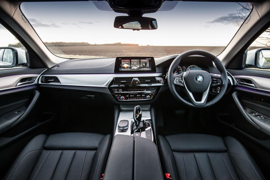 Торпедо BMW 520d SE Sedan 2017 года  (UK) (фото 17 из 18)